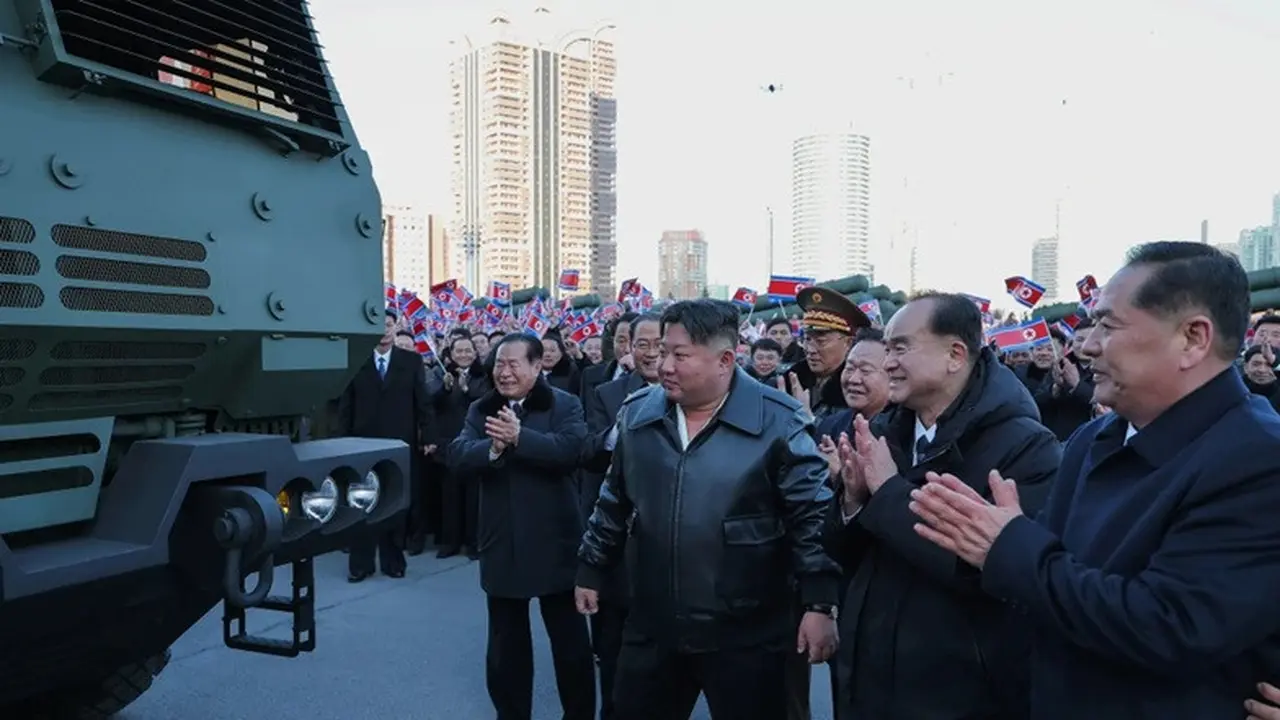 Kim Jong Un menghadiri upacara militer di Pyongyang, 18 Februari 2026. Foto dirilis pemerintah Korea Utara dan tidak dapat diverifikasi independen. (KCNA via AP)
