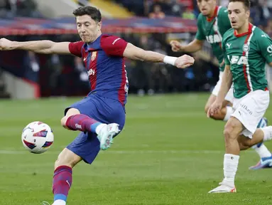 Pemain Barcelona, Robert Lewandowski, melepaskan tendangan saat melawan Alaves pada laga pekan ke-13 La Liga 2023/2024 di Estadi Olímpic Lluís Companys, Minggu (12/11/2023). Barcelona sukses melakukan comeback 2-1 saat melawan Alaves. (AP Photo/Joan Monfort)