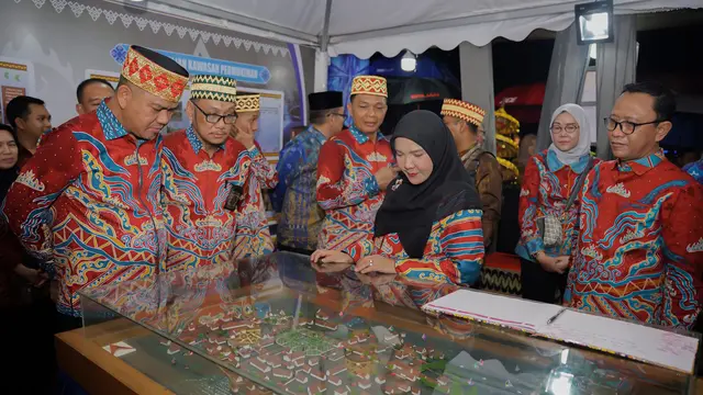Wali Kota Bandar Lampung, Eva Dwiana, dengan penuh semangat membuka Bandar Lampung Expo 2024 pada Senin (8/7/2024) malam.