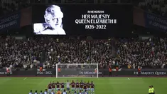 Para pemain tim berdiri di lapangan selama beberapa menit setelah meninggalnya Ratu Elizabeth II sebelum pertandingan sepak bola Liga Konferensi Eropa Grup B antara West Ham dan FCSB Steaua Bucharest di Stadion London di London, Kamis, 8 September 2022. (AP Photo/ Ian Walton)