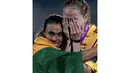 Pesepakbola wanita Tyreso, Marta (kiri) memeluk rekan setimnya, Lisa Dahlkvist usai dikalahkan Wolsfsburg dalam pertandingan final Liga Champions di Stadion Restelo, Lisbon, Portugal (22/5/2014). (REUTERS/Hugo Correia)