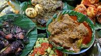 Pilih nasi Padang atau warteg untuk makan sehat yang terjangkau. Porsi yang pas dengan lauk sehat seperti ikan bakar dan sayuran dapat membantu mencegah kolesterol tinggi dan diabetes (Foto: Aditya Eka Prawira/Liputan6.com)