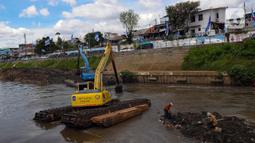 Pengerukan Kali Ciliwung dilakukan untuk mengurangi sedimentasi lumpur. (merdeka.com/Imam Buhori)