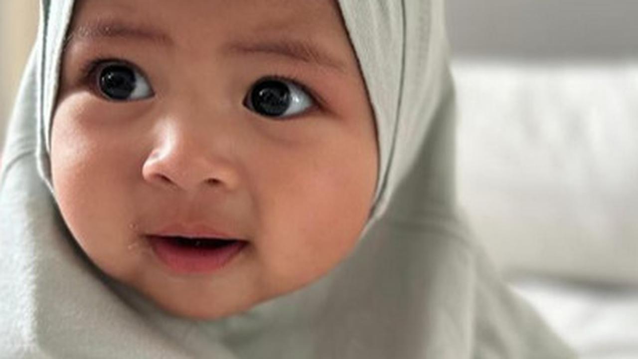Potret Baby Lily Berhijab Bikin Gemas, Pipi Makin Chubby dan Disebut Mirip Banget Rayyanza