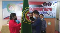 M. Tawing (kiri) menerima Pataka Pertina Makassar dari Ketua Pengrov Pertina Sulsel usai terpilih sebagai Ketua Pertina Makassar Periode 2021-2024, Senin (25/1/2020). (Bola.com/Abdi Satria)