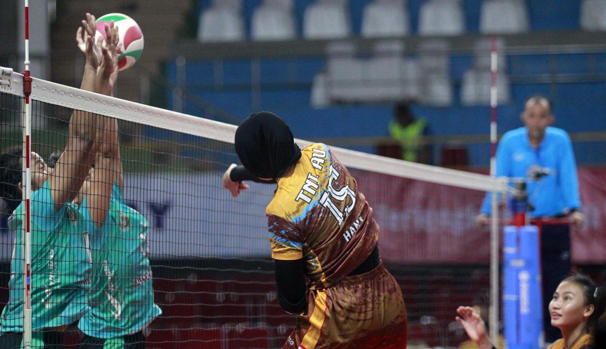 Pebola voli TNI AU, Hany (kanan) memukul bola yang berusaha dihalau oleh pebola voli TNI AL dalam pertandingan Final Four Livoli Divisi Utama di GOR Jayabaya, Kota Kediri, Jawa Timur, Rabu (6/12/2023). (Dok. PBVSI)