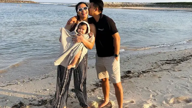 Dita Fakhrana saat liburan di pantai Bali bersama suaminya, Rino Yosiaki. (Dok: IG @fakhranaaa https://www.instagram.com/fakhranaaa/?hl=en)