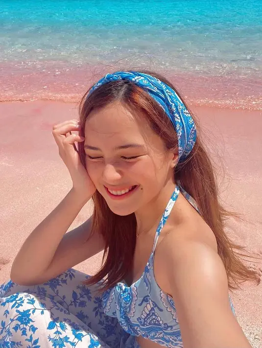 Angin kencang di pantai mungkin bisa kamu siasati dengan menggunakan bandana. (Instagram/bebytsabina).