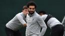 Pemain Liverpool, Mohamed Salah saat melakukan pemanasan bersama timnya di Melwood Training Ground, Liverpool, (3/4/2018). Liverpool akan menjamu Manchester City pada leg pertama Liga Champions. (AFP/Paul Ellis)