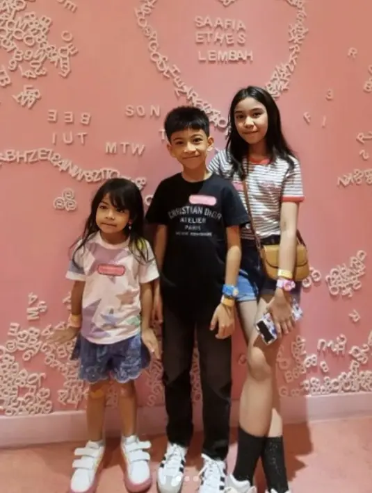 T-shirt Christian Dior juga terlihat dikenakan oleh Jan Ethes. Paduan dark denim dan sepatu Adidas Samba membuat gayanya terlihat dewasa.  [Foto: Instagram/ selviananda_gibranrakabuming]