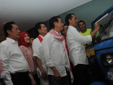 Minggu (1/6/14), Jokowi menandatangani Bajaj yang mengantarnya pada saat mengambil nomor urut di Kantor KPU. (Liputan6.com/Herman Zakharia)
