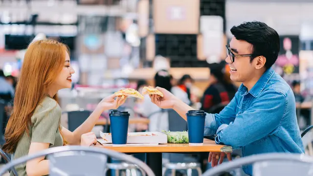 couple september bertolak belakang