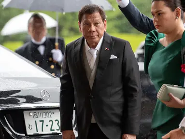 Presiden Filipina Rodrigo Duterte tiba untuk menghadiri upacara penobatan Kaisar Naruhito di Istana Kekaisaran, Tokyo, Jepang, Selasa (22/10/2019). Kaisar Jepang Naruhito akan menjalani rangkaian ritual penobatan resmi kekaisaran hari ini. (Carl Court/Pool Photo via AP)