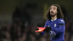 Sepatu kirinya ternyata robek di bagian samping setelah diangkat. Ia pun bergegas untuk berlari ke luar lapangan menuju bench. (AP/Kin Cheung)