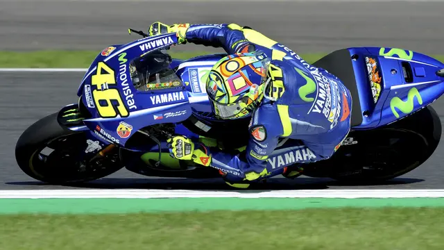 Valentino Rossi beraksi pada MotoGP Inggris 2017 di Sirkuit Silverstone, Minggu (27/8/2017). (AP Photo/Rui Vieira)