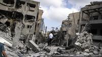 Sebuah rudal lainnya dilaporkan menghantam sebuah gedung di area Petah Tikva, yang ada di luar Tel Aviv. (JOHN WESSELS/AFP)