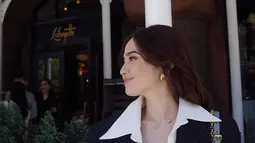 Bintang sinetron Saleha ini tersenyum dengan memamerkan side angle-nya. (Foto: Instagram/ syifahadju)