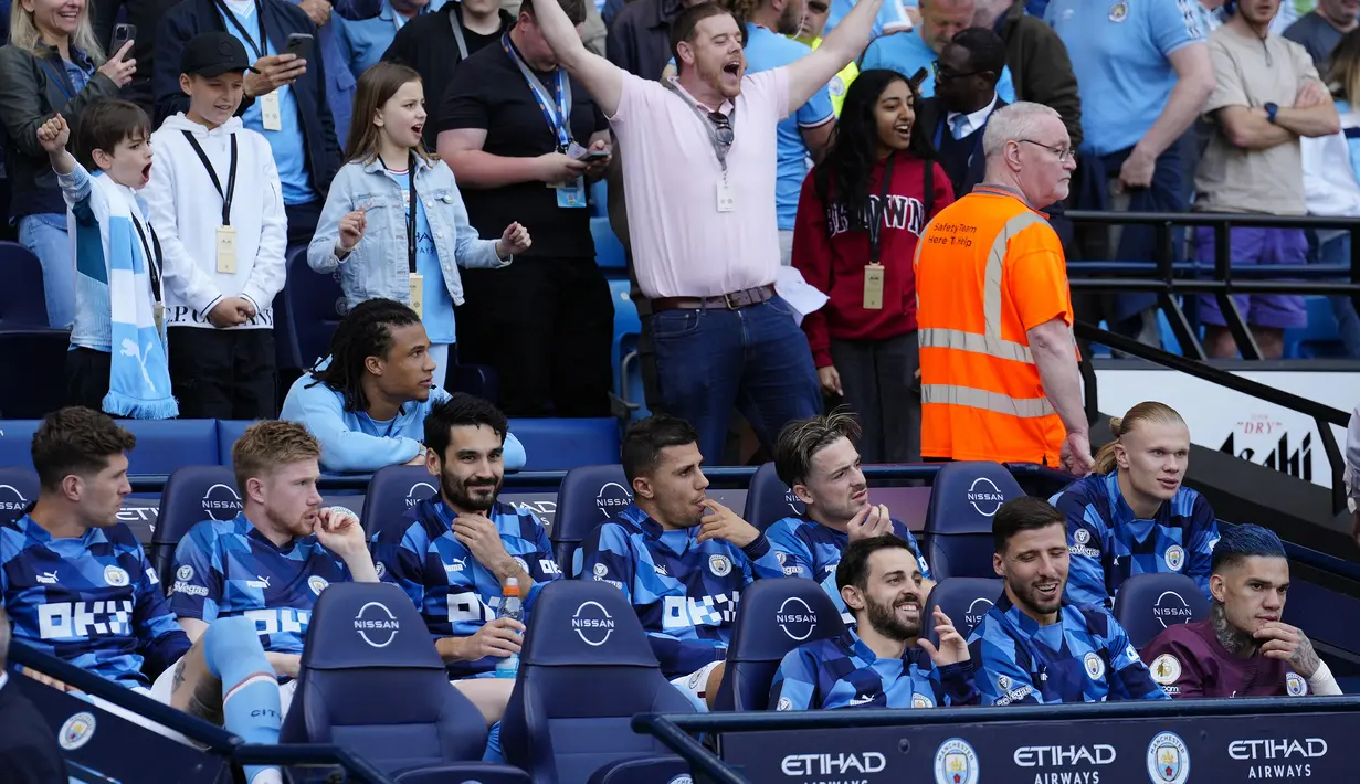 Para pemain utama skuad Manchester City duduk di bangku cadangan saat menghadapi Chelsea pada laga lanjutan pekan ke-37 Liga Inggris 2022/2023 di Etihad Stadium, Manchester (21/5/2023). (AP Photo/Jon Super)