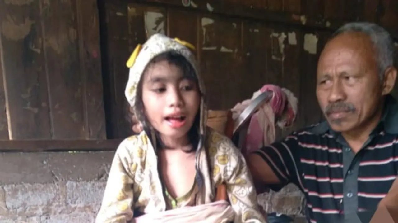 Aya Koarolina Kriss Niken, bocah putri berusia 9 tahun menderita lumpuh sejak lahir., didampungi ayah nya. (Foto Itimewa)