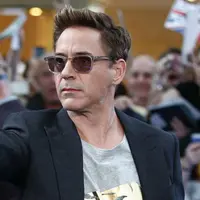 Robert Downey berpose layaknya Iron Man. (via theguardian.com)