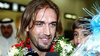 Gabriel Batistuta. Striker ini didatangkan Inter Milan dari AS Roma dengan status pinjaman pada pertengahan musim 2002/2003 saat berusia 34 tahun. Ia dipinjamkan selama 6 bulan dengan kemampuannya yang mulai menurun dan hanya tampil dalam 12 laga dengan mencetak 2 gol. (Foto: AFP/Karim Jaafar)