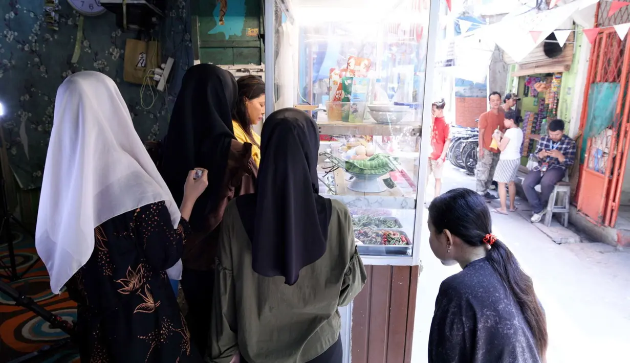 Modal tersebut dimanfaatkan secara bijak untukmenambah modal usahanya hingga memperbanyak menu makanan di etalase."Pertama kali pinjaman Mekaar Rp3 juta, karena angsuran saya bagus, jadi saya ditawarin lagi untuk pinjaman yang kedua. Setelah pinjaman kedua bagus, akhirnya sampai pinjaman keempat. Iya, awalnya Rp3 juta, sekarang pinjaman sudah Rp6 juta," kata Rini saat berbincang dengan merdeka.com. Dengan adanya pinjaman dari PNM Mekaar, warung nasi yang berada di kawasan Penjaringan, Jakarta Utara ini semakin ramai pelanggan. Rini juga mengaku tempat usahanya semakin besar bahkan pelanggan terus bertambah hingga membuat kesejahteraan ekonomi keluarganya bertumbuh. (Foto: Dokumentasi BRI)