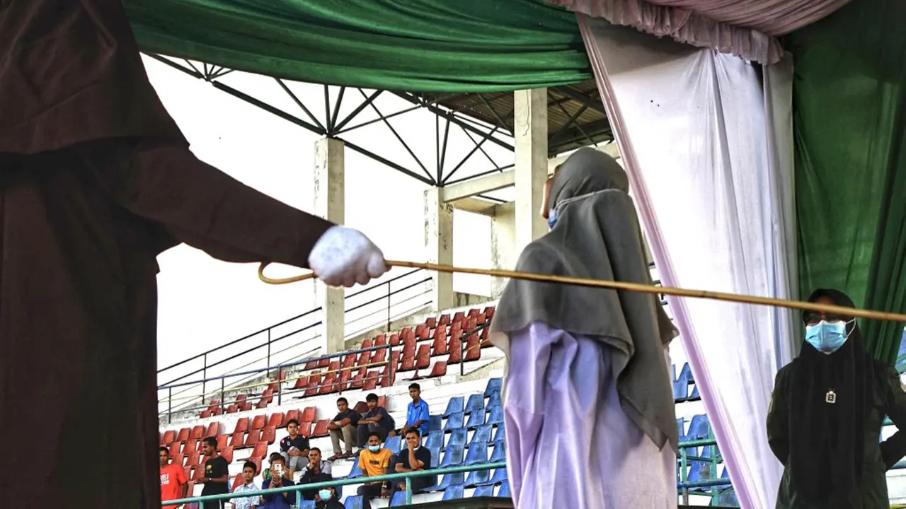 FOTO: Penerapan Hukum Cambuk Pelaku Hubungan Seks Pranikah di Aceh