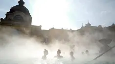 Para pengunjung berbincang sambil berendam di kolam relaksasi Szechenyi, di Budapest, Hongaria pada 15 Februari 2019. Szechenyi Thermal Bath adalah salah satu lokasi pemandian umum tertua dan terbesar di Budapest. (VALERY HACHE / AFP)