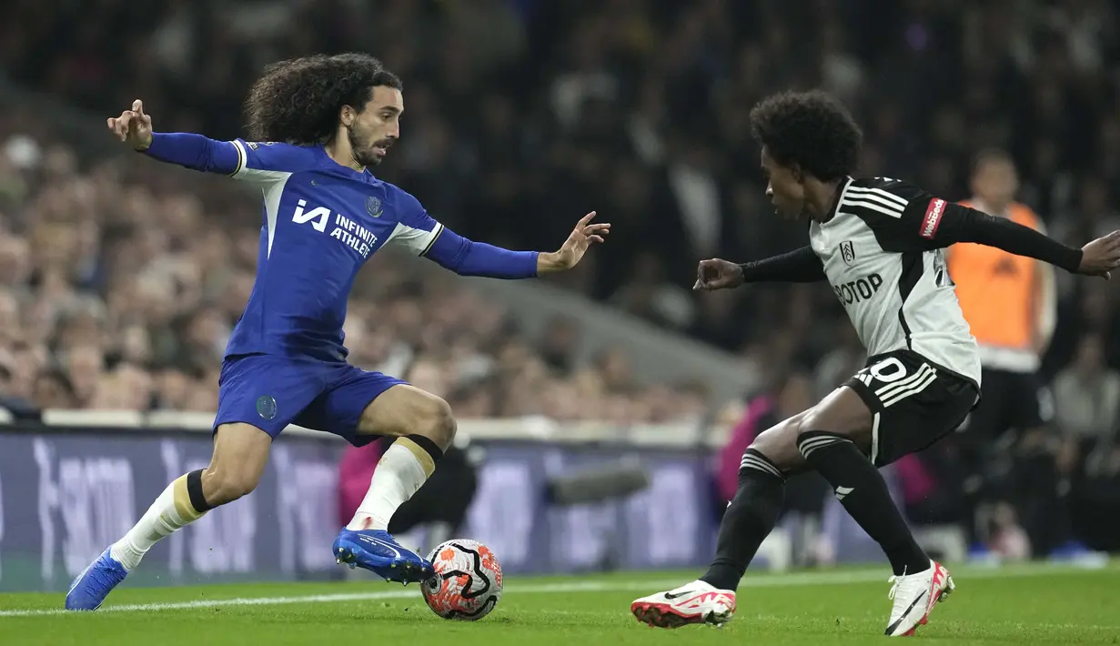 Pemain Chelsea, Marc Cucurella (kiri), berusaha melewati hadangan pemain Fulham, Willian, dalam pertandingan pekan ketujuh Liga Inggris 2023/2024 yang digelar di Craven Cottage, Selasa (3/10/2023) dini hari WIB. (AP Photo/Kin Cheung)