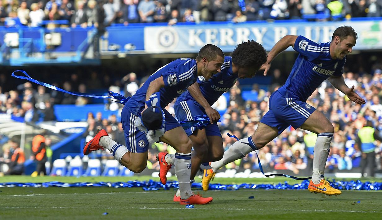 Penggawa Chelsea merayakan keberhasilan meraih trofi juara Liga Premier Inggris musim 2014/2015. (Reuters/Dylan Martinez)