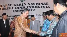 Citizen6, Pondok Gede: Sekjen KKP Gellwynn Jusuf menyerahkan Buku Kampanye Gemar Makan Ikan kepada para peserta Rakernas MUI di Jakarta. (Pengirim: Efrimal Bahri)