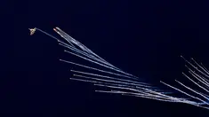 Sebuah pesawat tempur Angkatan Udara India Sukhoi Su-30 melepaskan tembakan selama parade Hari Angkatan Udara di Stasiun Angkatan Udara Hindon di pinggiran New Delhi, India, Kamis (8/10/2020). (AP Photo/Manish Swarup)