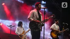 Musisi Nadhif Basalamah saat tampil menghibur para penonton Pertamina Weekend Fest 2024 di QBig, Kabupaten Tangerang, Banten, Minggu (7/7/2024). (Liputan6.com/Angga Yuniar)