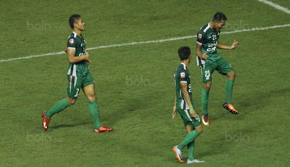 Striker PSMS Medan, Frets Butuan, melakukan selebrasi usai mencetak gol ke gawang Martapura FC pada laga Liga 2 di Stadion Patriot, Bekasi, Senin (13/11/2017). PSMS Medan menang 2-1 atas Martapura FC. (Bola.com/ M Iqbal Ichsan)