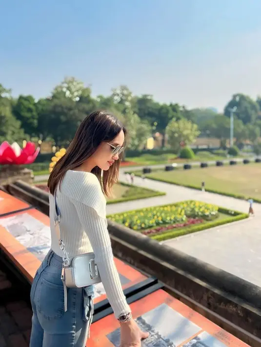 Dalam unggahannya, Cinta Laura tampil sederhana dengan kaos panjang berwatna broken white yang dipadukan celana jeans