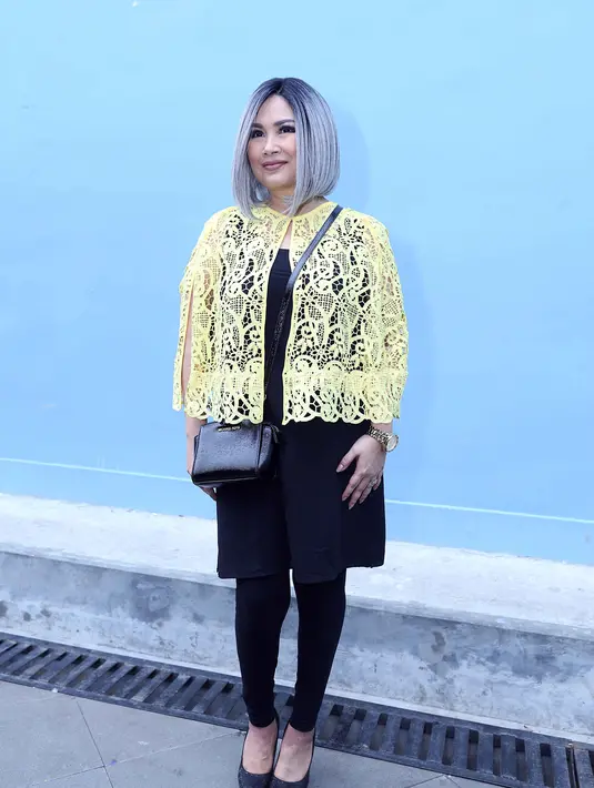 "Karena membuat lebih praktis, mau pake warna apa aja bisa. Karena saya sudah enggak mungkin ngecat rambut lagi," ujar Titi Dwijayati ini. (Nurwahyunan/Bintang.com)