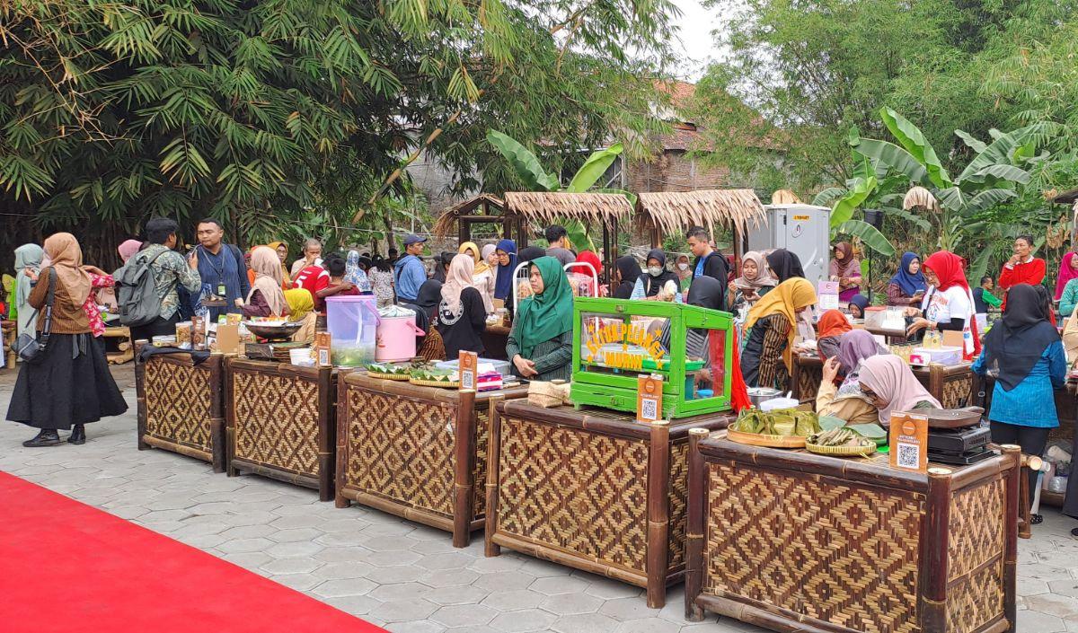 Nur menuturkan ada puluhan UMKM dikelola warga sekitar yang membuka stan di Pasar Kali Ledek. Karena itu, pasar ini  turut membantu perekonomian warga.<br>