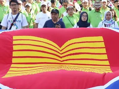 Menteri Luar Negeri Retno Marsudi dan Kemenaker Trans Hanif Dhakiri saat memimpin jalannya Parade Asean 50 Tahun di Jakarta, Minggu (27/8). Acara Parade ASEAN 50 tahun ini digelar oleh Kemlu. (Liputan6.com/Angga Yuniar)