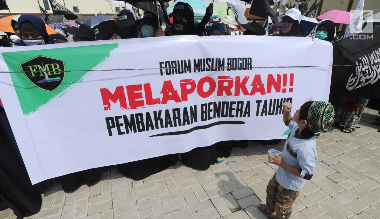 Massa Aliansi Umat Islam Pembela Tauhid Bogor dan Forum Muslim Bogor melakukan aksi unjuk rasa di halaman Polresta Bogor, Jawa Barat, Selasa (23/10). Massa melaporkan pembakaran bendera tauhid di Garut. (Merdeka.com/Arie Basuki)