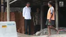 Presiden Joko Widodo memantau persiapan simulasi kirab kereta pembawa mempelai pengantin Kahiyang-Bobby di Solo, Senin (6/11). Pernikahan putri Presiden Joko Widodo tersebut akan berlangsung pada Rabu (8/11) esok. (Liputan6.com/Angga Yuniar)