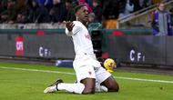 Selebrasi gelandang Manchester United, Kobbie Mainoo setelah mencetak gol keempat ke gawang Wolverhampton Wanderers pada laga pekan ke-22 Premier League 2023/2024 di Molineux Stadium, Wolverhampton, Kamis (1/2/2024). (PA via AP Photo/Bradley Collyer)