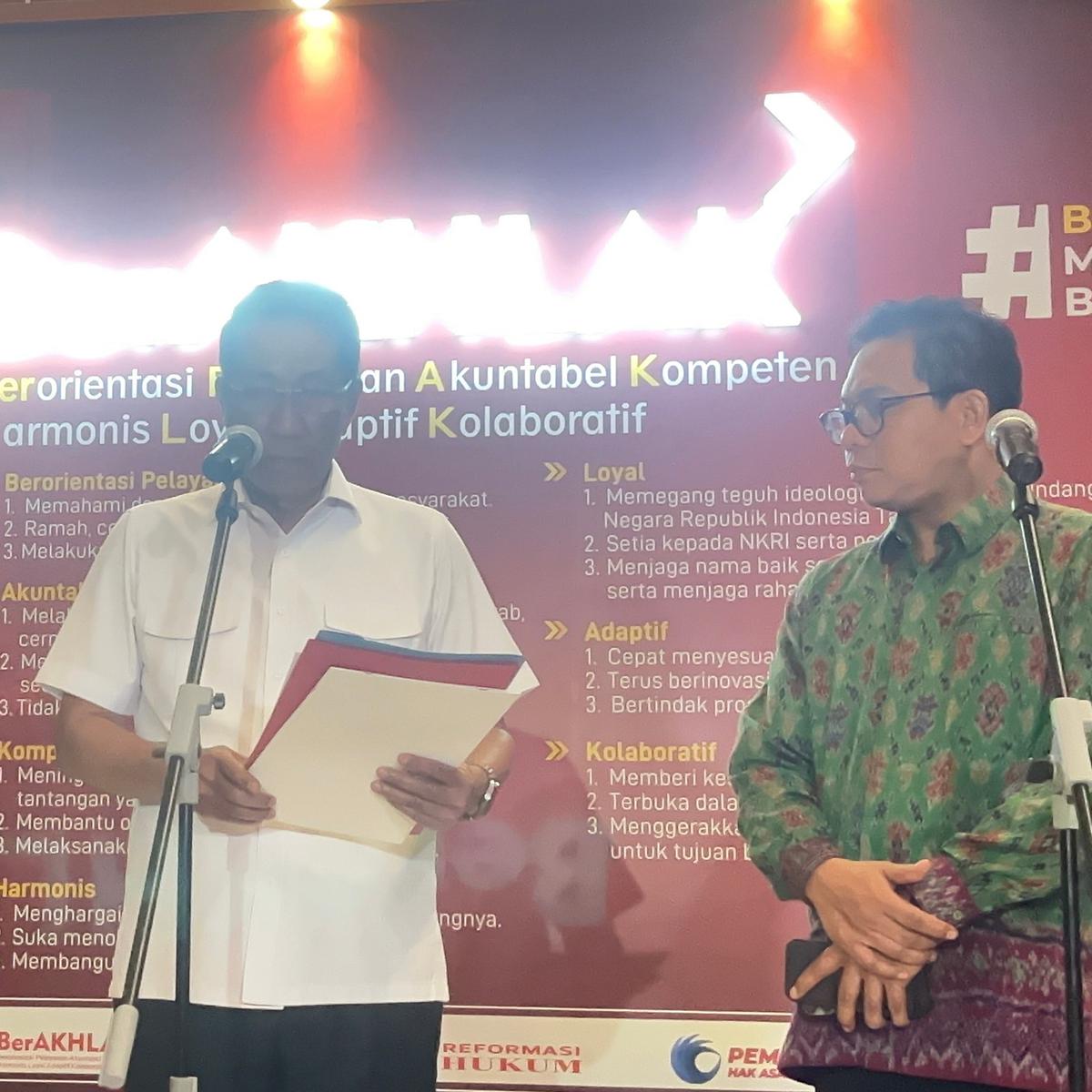 Menkum Supratman Serahkan Keppres Abolisi dan Amnesti Tom Lembong dan Hasto Kristiyanto