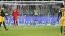 Suporter melempar bola tenis ke lapangan saat Kick-off  laga Eintracht Frankfurt vs RB Leipzig di Stadion Commerzbank Arena, Senin (19/2). Aksi tersebut membuat pertandingan Bundesliga 1 pekan ke-23 harus mengalami dua kali penundaan. (DANIEL ROLAND/AFP)