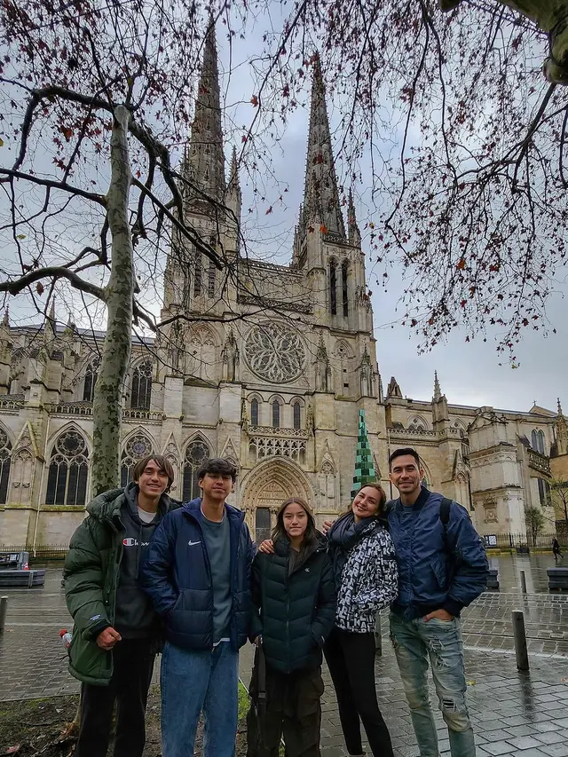 Liburan keluarga Darius Sinthrya dan Donna Agnesia. [Foto: Instagram/darius_sinathrya]