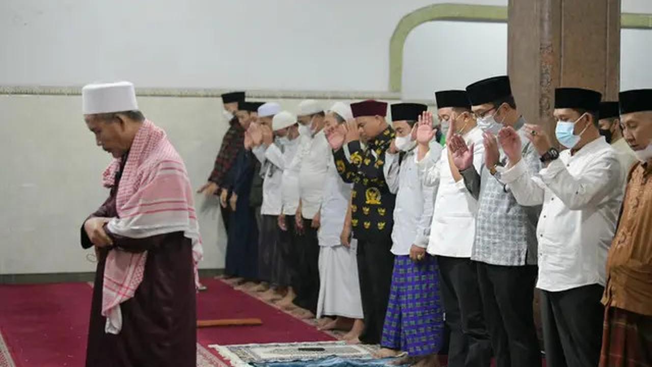 Niat Sholat Jenazah Laki-Laki dan Bedanya dengan Perempuan, Lengkap Arab dan Arti