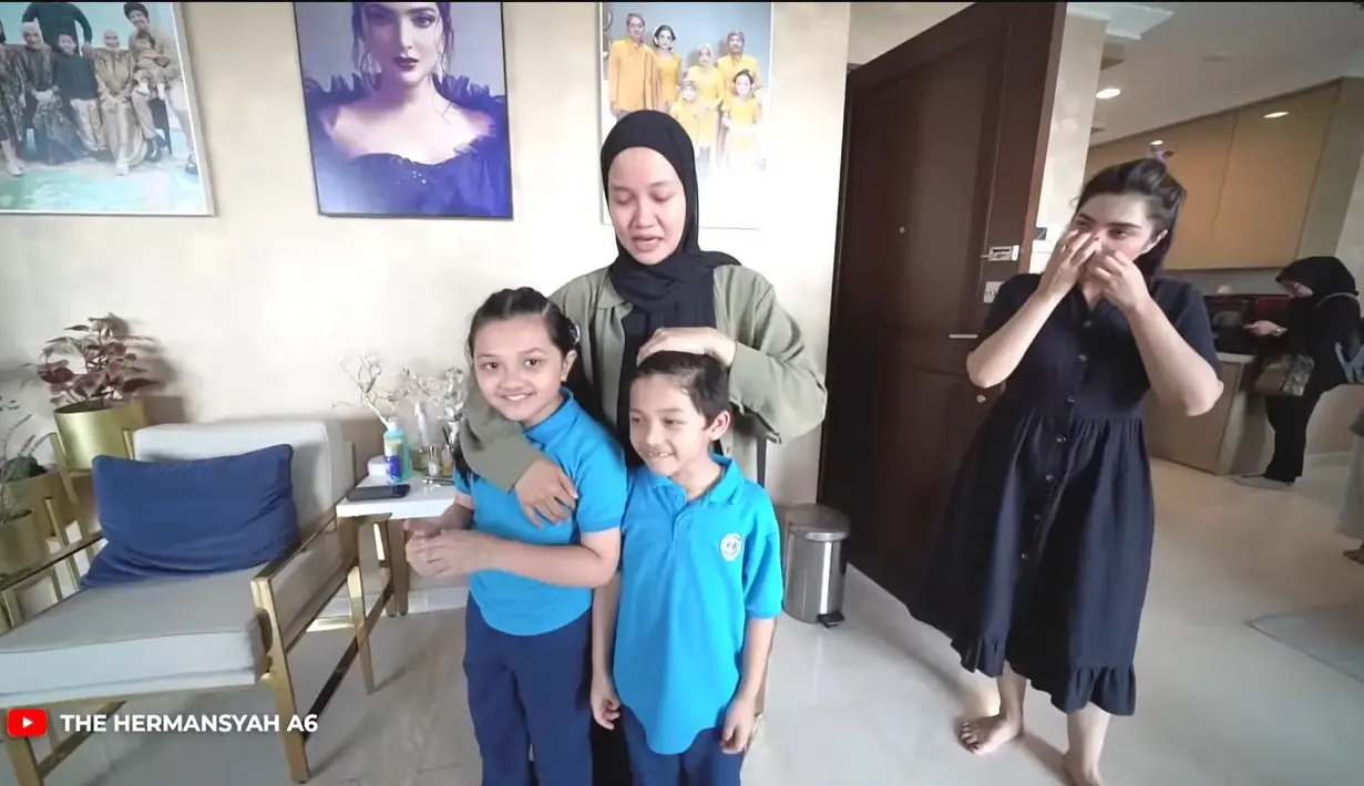 Anang berjanji hadir saat pernikahan dan wisuda Upit. Upit berulang kali mengelap air matanya. [Youtube/The Hermansyah A6]