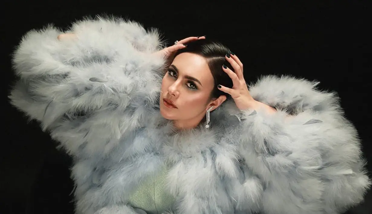 Seperti saat menjalani pemotretan ini. Dirinya tampil memesona dengan kostum bulu berwarna silver. Wajahnya pun dipoles dengan makeup bold. Semakin menawan meski rambutnya ditata sederhana. (Liputan6.com/IG/@wulanguritno)