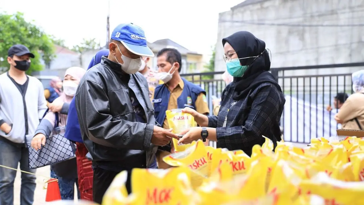 Sebanyak 4 ribu liter minyak goreng yang dijual murah, langsung ludes diserbu masyarakat saat operasi pasar di Lapangan Palm Botol Pinang, Kota Tangerang, Senin (10/1/2022).