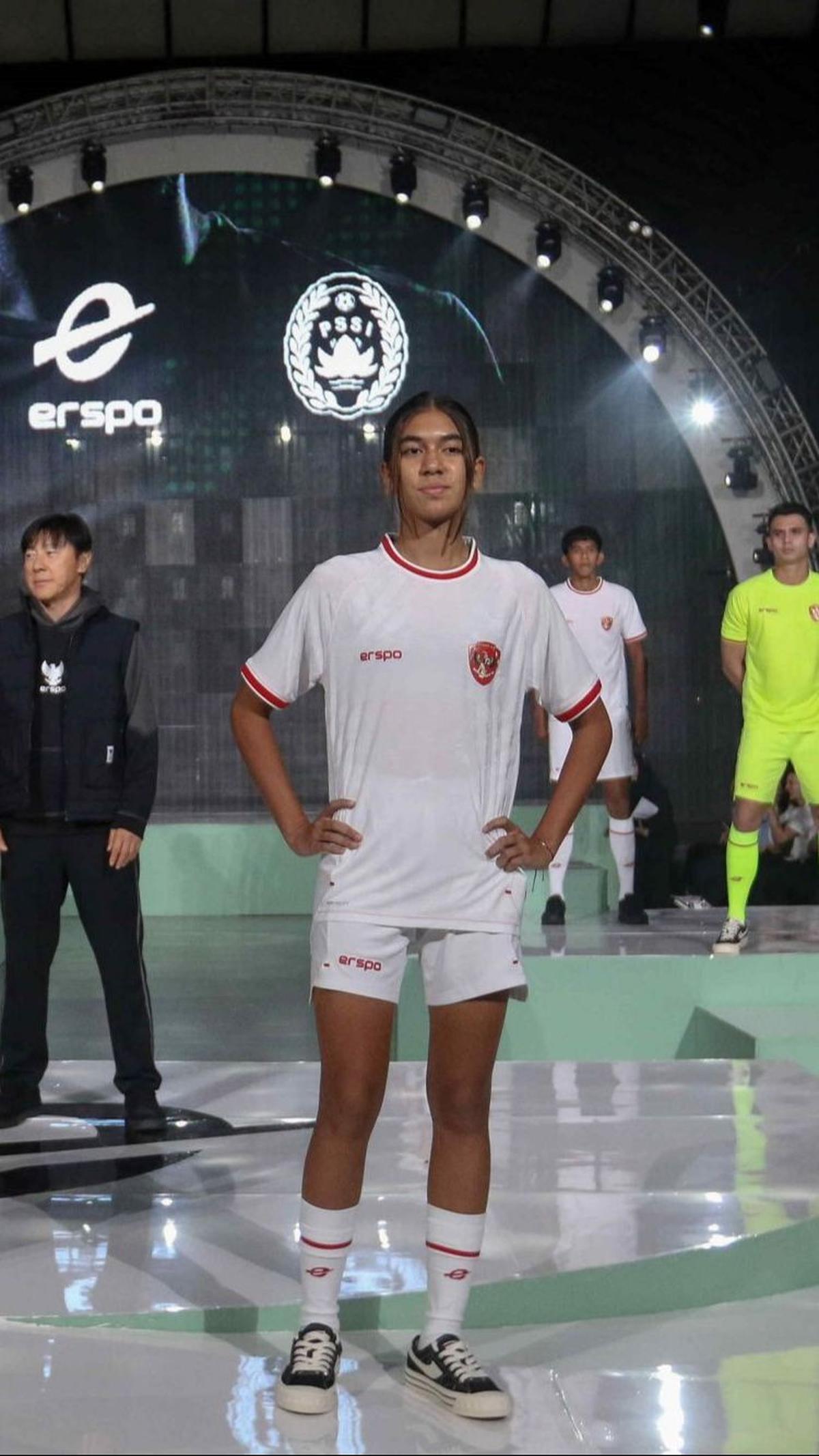 Selain memamerkan jersey merah, Timnas Indonesia juga memperkenalkan yang berwarna putih dengan list merah di bagian leher dan kedua lengan jersey tersebut. Foto: Liputan6.com / Herman Zakharia