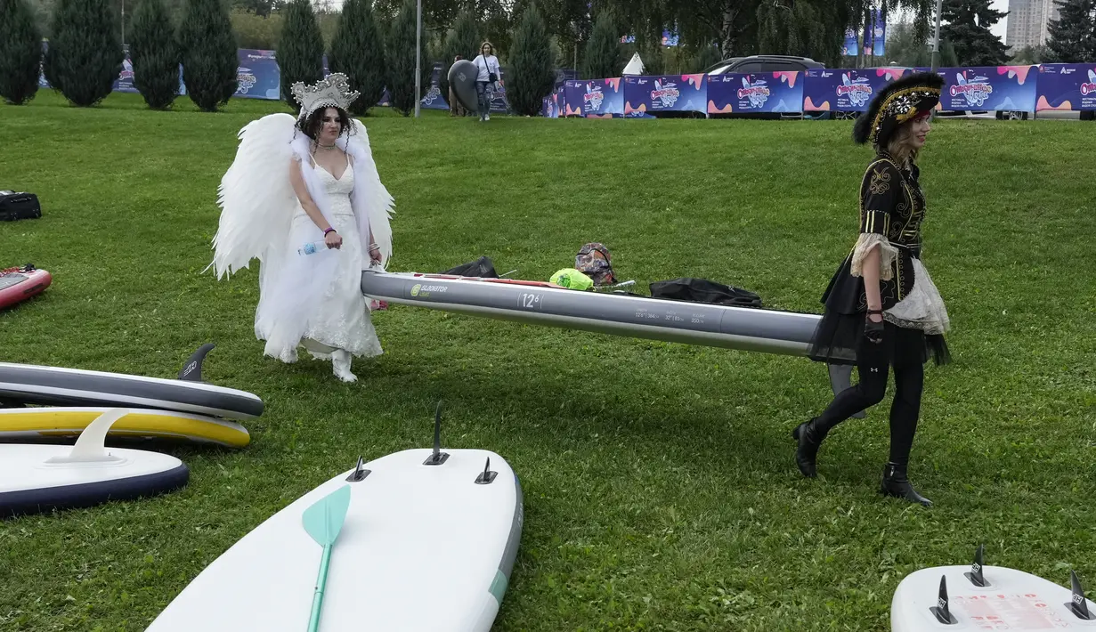 Orang-orang bersiap untuk memulai festival dayung berdiri (stand up paddle) di kanal dayung Olimpiade Krylatskoye, Moskow, Rusia, Minggu (12/9/2021). Selain menjadi agenda rutin pariwisata, kegiatan tersebut juga dimaksud untuk memopulerkan SUP ke masyarakat luas. (AP/Pavel Golovkin)